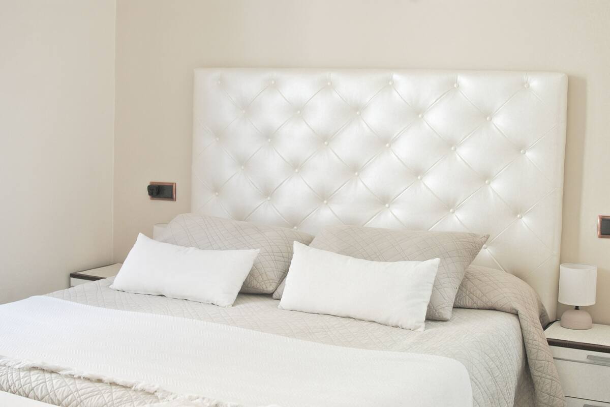 Quarto casal ou duplo | Cortinas blackout, ferros/tábuas de passar roupa, Wi-Fi de cortesia