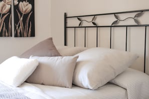 Habitación triple | Cortinas blackout, tabla de planchar con plancha y wifi gratis 