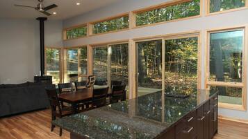 Nhà có thiết kế đặc sắc, 3 phòng ngủ, bồn tắm nước nóng | Khu phòng khách | TV màn hình phẳng, lò sưởi