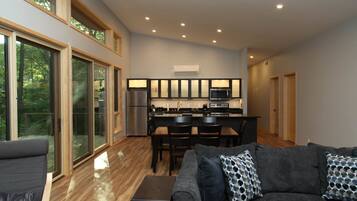 Design House, 3 Bedrooms, Hot Tub | Makan dalam bilik