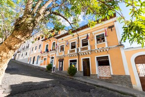 In-room safe, soundproofing, free WiFi, bed sheets - Secret Garden - Hostel (Quito)