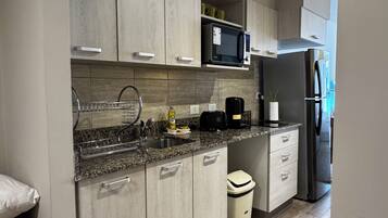 Senior Studio (103) | Private kitchen | Fridge, microwave, coffee/tea maker, toaster