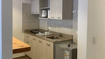 Suíte estúdio (410) | Cozinha privada | Geladeira, micro-ondas, cafeteira/chaleira, torradeira