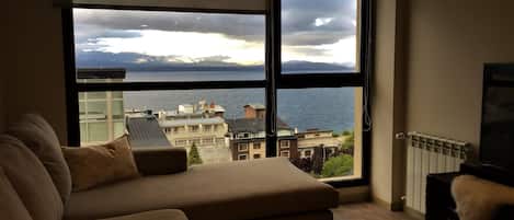 Apartment, 2 Bedrooms, Lake View (613) | Living room | Flat-screen TV