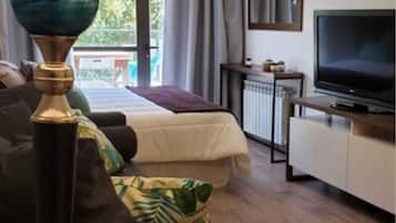 Senior Studio, Terrace (308) | Soundproofing, free WiFi, bed sheets