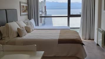 Estúdio júnior, 1 cama Queen e sofá-cama, vista parcial para o lago (405) | Quartos à prova de som, Wi-Fi de cortesia, roupa de cama