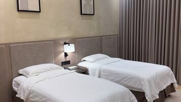 Apartment, Two bedrooms | Cassaforte in camera, tende oscuranti, Wi-Fi gratuito