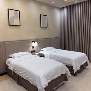 Apartment, Two bedrooms | 객실 내 금고, 암막 커튼, 무료 WiFi
