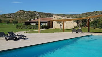 Een seizoensgebonden buitenzwembad