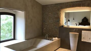 Tweepersoonskamer (Masia) | Een minibar, een kluis op de kamer, een bureau, geluiddichte muren