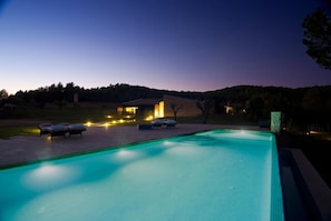 Una piscina al aire libre de temporada