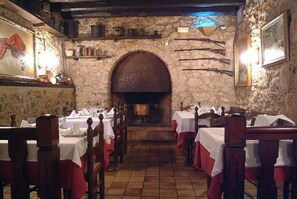 Se sirven almuerzos y cocina local 