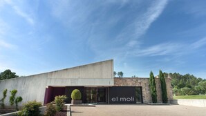 A modern building with a large entrance, a stone facade, and the name "el moro" displayed. - Hotel Restaurant el Molí (Pont de Molins)