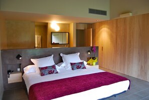 Minibar, caja fuerte, escritorio y sistema de insonorización