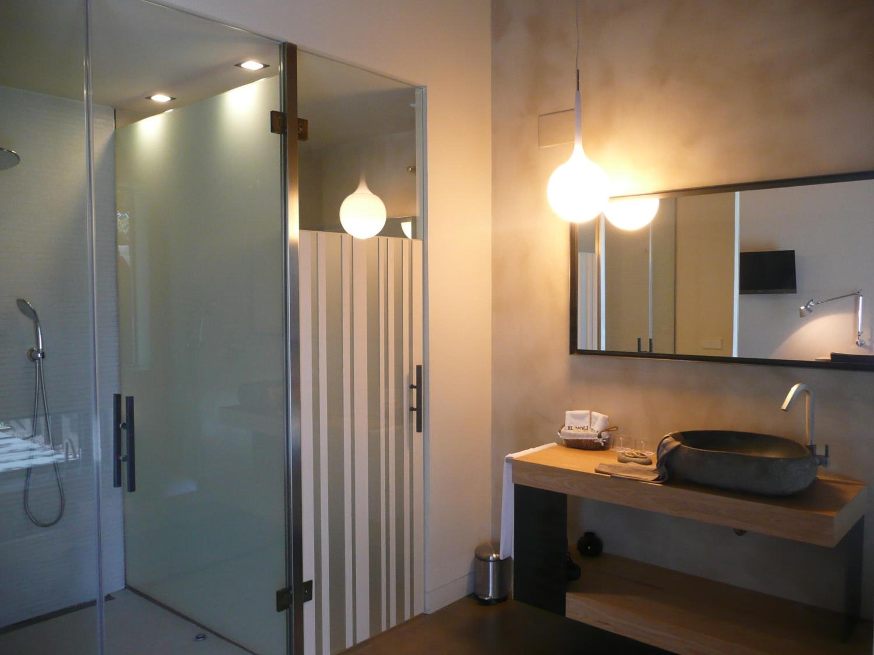 separate bathtub and shower, free toiletries, hair dryer, towels