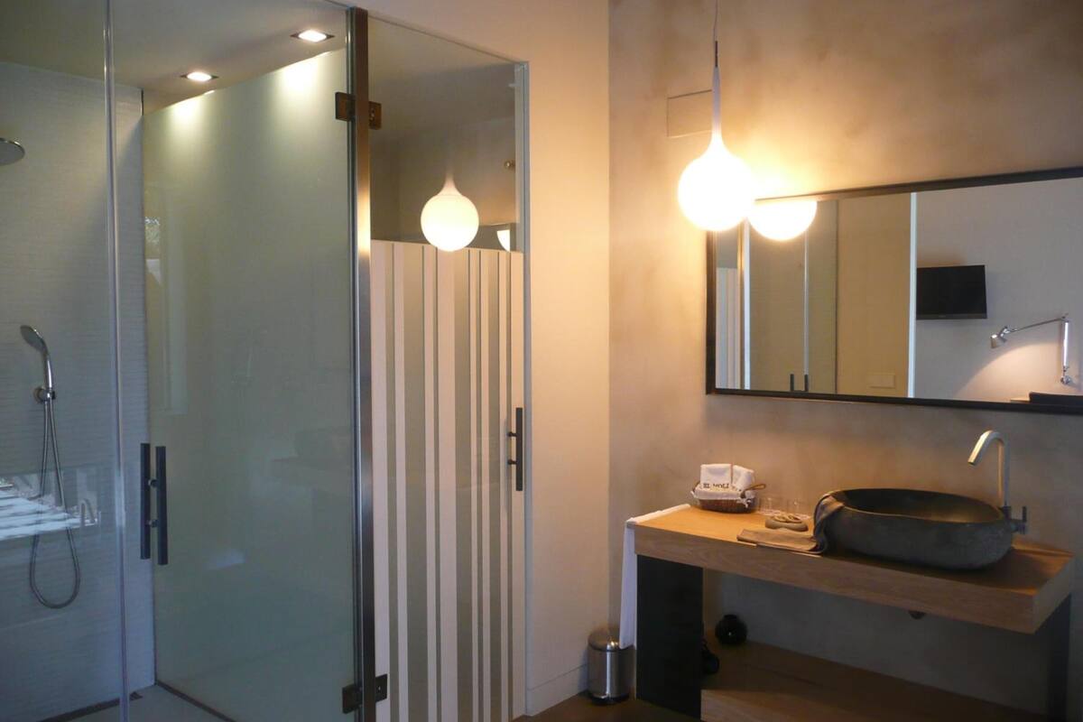 separate bathtub and shower, free toiletries, hair dryer, towels