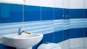 Bathtub, free toiletries, hair dryer, towels