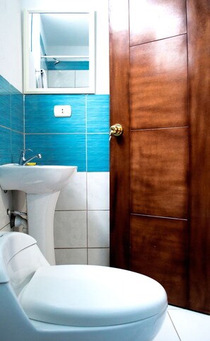 Bathtub, free toiletries, hair dryer, towels - Hostal Los Angeles (Barranca)