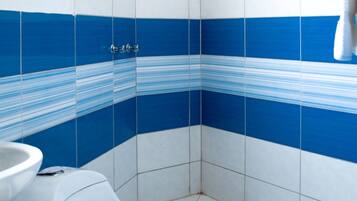 Baignoire, articles de toilette gratuits, sĂšche-cheveux