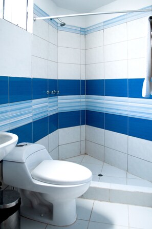 Baignoire, articles de toilette gratuits, sèche-cheveux