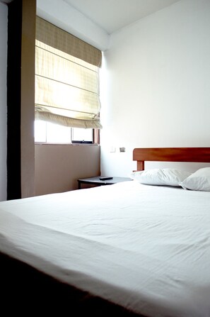 Bureau, fer et planche à repasser, Wi-Fi gratuit, draps fournis