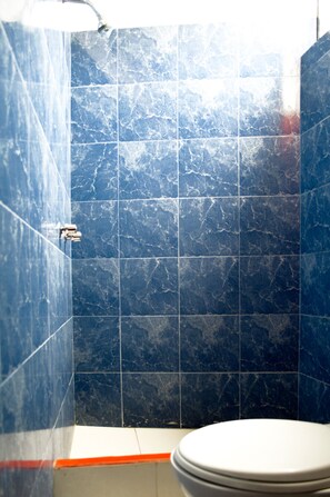 Bathtub, free toiletries, hair dryer, towels