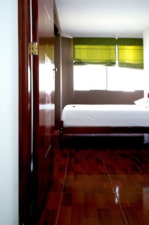 Bureau, fer et planche à repasser, Wi-Fi gratuit, draps fournis