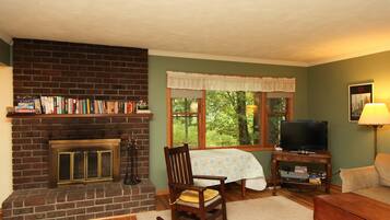 Nhà, 3 phòng ngủ, cạnh hồ | Phòng khách | TV màn hình phẳng, lò sưởi