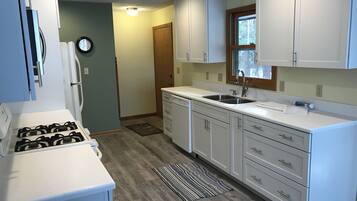 House, 3 Bedrooms, Lakeside | Private kitchen | Fridge, microwave, coffee/tea maker