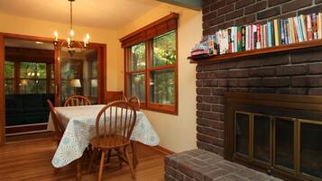 Nhà, 3 phòng ngủ, cạnh hồ | Khu vực ăn uống tại phòng