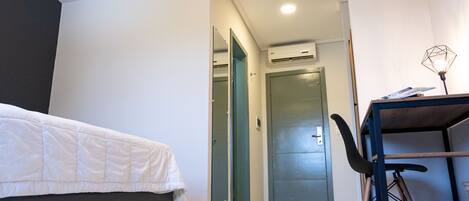 Minibar, caja de seguridad en la habitación y decoración personalizada