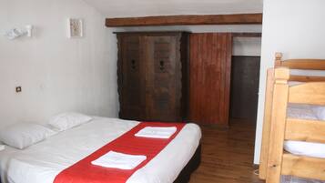 Habitación familiar (Comfort) | Escritorio y ropa de cama