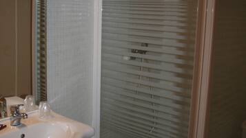 Habitación cuádruple Confort | Baño | Artículos de higiene personal gratuitos, secador de pelo y toallas