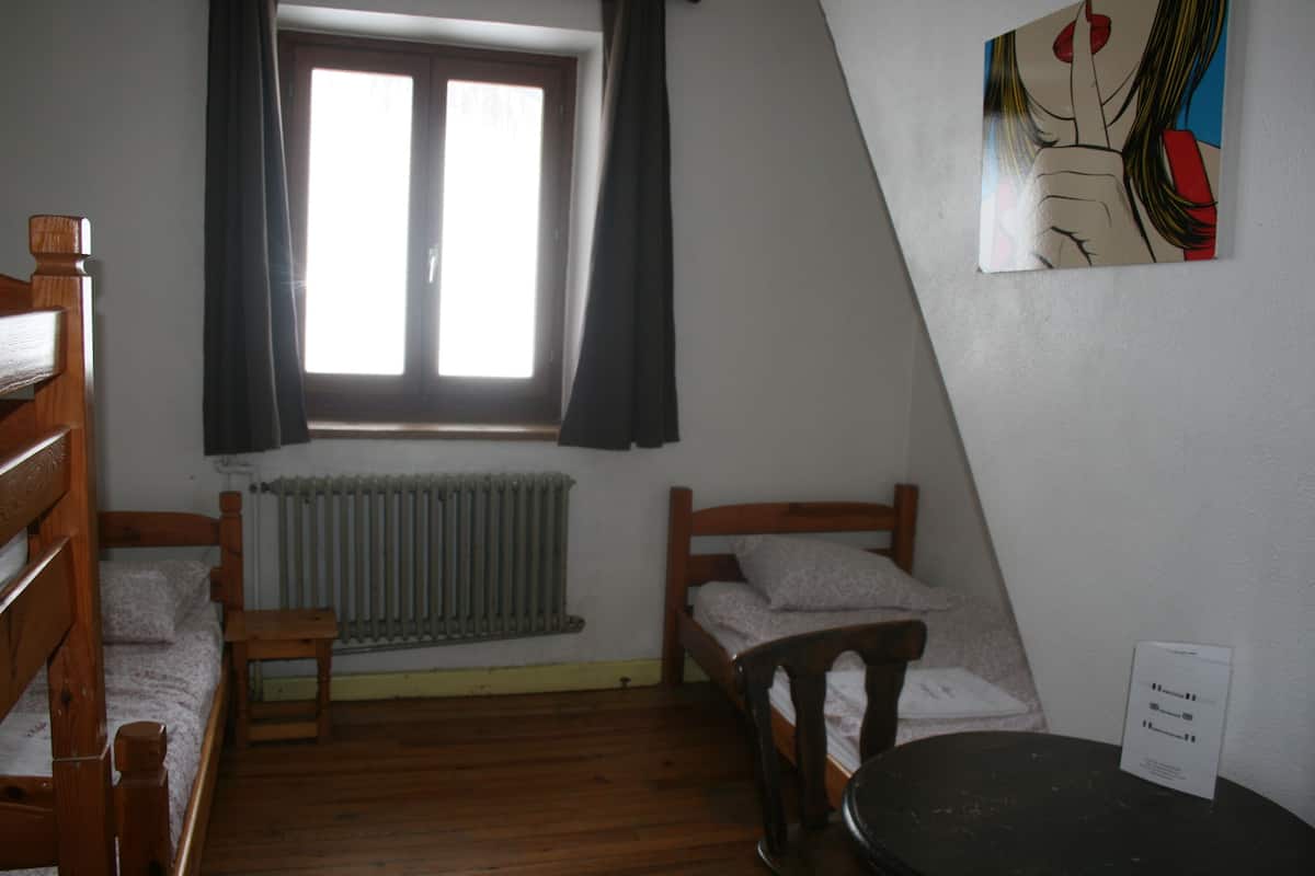 Habitación cuádruple estándar | Escritorio y ropa de cama
