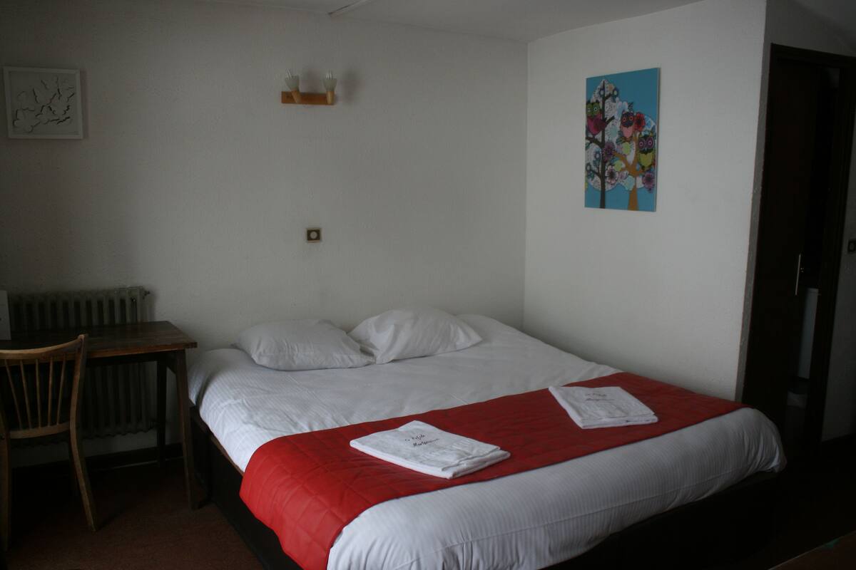 Chambre Confort double, balcon | Bureau, literie fournie