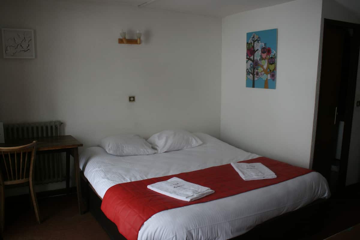 Habitación doble Confort, balcón | Escritorio y ropa de cama