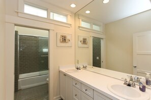 Bathroom - Douglas Manor (Douglas)