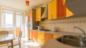 3 Bedrooms Apartment on Bolshaya Vasilkovskaya 80 | Private kitchen | Fridge, microwave, electric kettle, cookware/dishes/utensils - Olimpiyskiy Apartments (Kyiv)