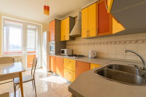 公寓, 3 間臥室 (Bolshaya Vasilkovskaya 80) | 私人廚房 | 雪櫃、微波爐、電熱水壺、廚房用具/餐具/器皿