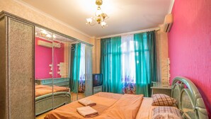 Luxury Apartment on Khreshchatyk 21 | Iron/ironing board, WiFi (free), bed sheets - Olimpiyskiy Apartments (Kyiv)