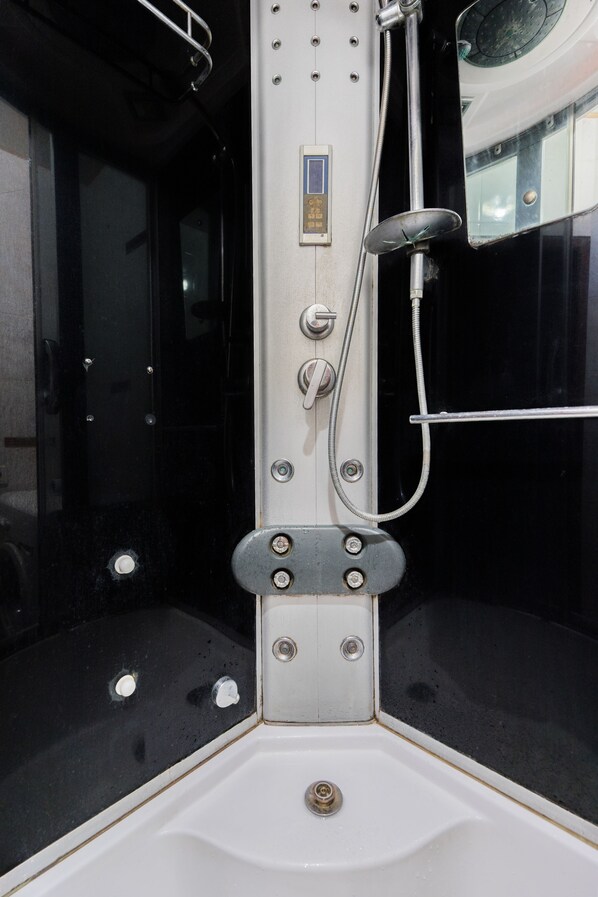Apartment on Lesi Ukrainki Boulevard 20/22 | Bathroom shower