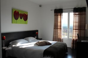 Desk, blackout curtains, soundproofing, rollaway beds - Hôtel Le Domaine des Vignes (Ampuis)