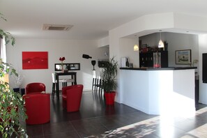 Bar (on property) - Hôtel Le Domaine des Vignes (Ampuis)