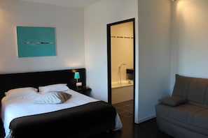 Escritorio, cortinas blackout y sistema de insonorización