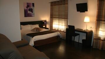 Bureau, rideaux occultants, chambres insonorisées