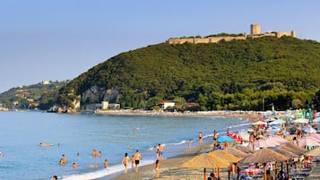 Trên bãi biển, cát trắng, quán bar trên bãi biển