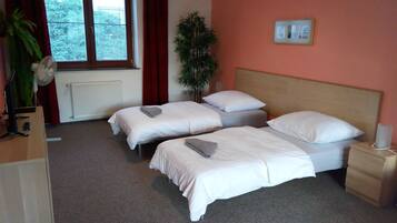 Departamento Grand, cocina, en el área del patio (2 beds) | Escritorio, tabla de planchar con plancha, wifi gratis y ropa de cama