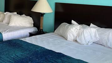 Quarto standard, 2 camas de casal | Wi-Fi de cortesia, roupa de cama