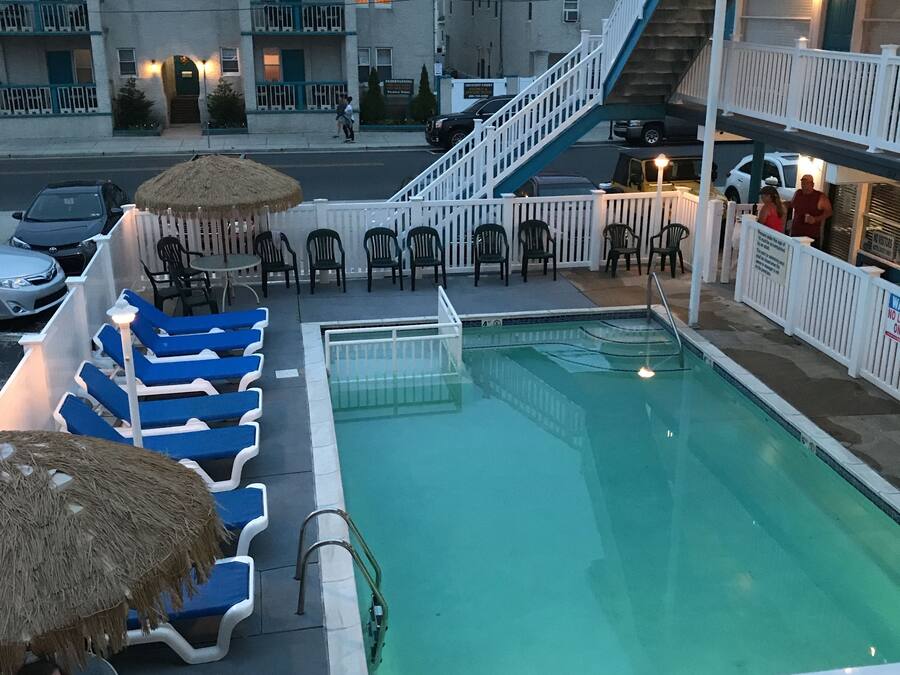 Una piscina al aire libre de temporada