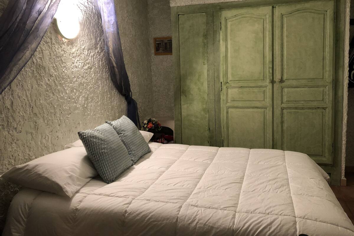 Premium bedding, in-room safe, bed sheets